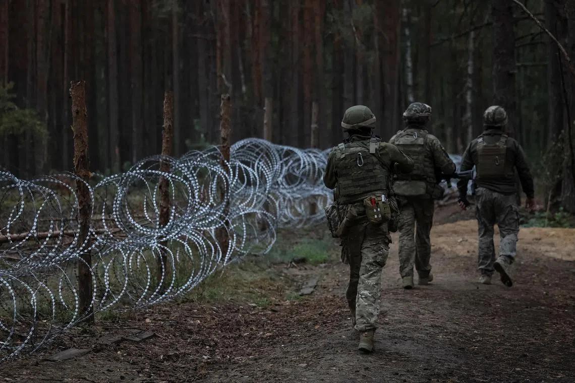 FILE PHOTO: Ukrainian servicemen are seen at their position near the border with Belarus, amid Russia's attack on Ukraine, in Zhytomyr region, Ukraine September 20, 2023. REUTERS/Gleb Garanich/File Photo