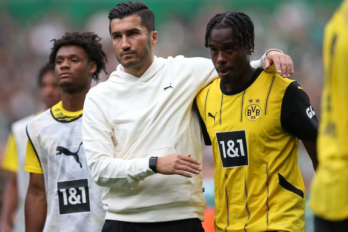 Soccer Football - Bundesliga - Werder Bremen v Borussia Dortmund - Weserstadion, Bremen, Germany - August 31, 2024 Borussia Dortmund coach Nuri Sahin with Jamie Bynoe-Gittens and players after the match REUTERS/Cathrin Mueller