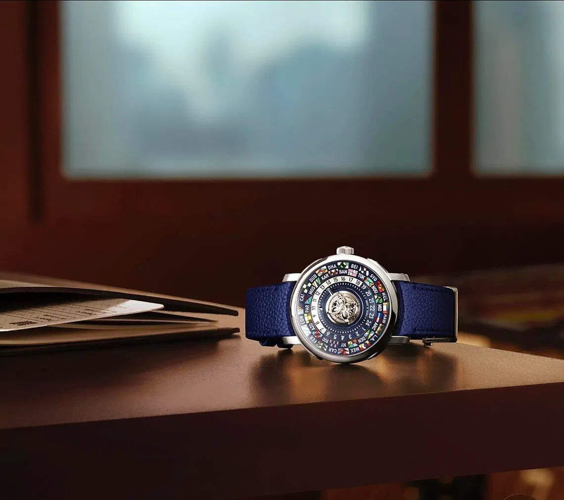 O Louis Vuitton Escale World Time Tourbillon apresenta um design de bandeira esmaltada Grand Feu.