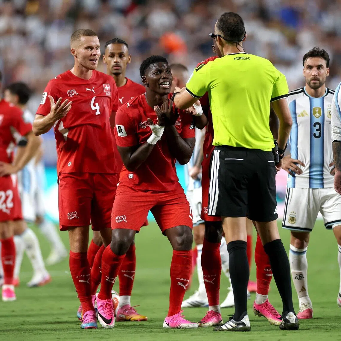 KANSAS CITY, MISSOURI - JULY 11: Breel Embolo #7 of Switzerland argues with referee Joao Pinheiro following his second yellow card and subsequent red card during the FIFA World Cup 2026 Quarter Final match between Argentina and Switzerland at Kansas City Stadium on July 11, 2026 in Kansas City, Missouri.   Lars Baron/Getty Images/AFP (Photo by Lars Baron / GETTY IMAGES NORTH AMERICA / Getty Images via AFP)