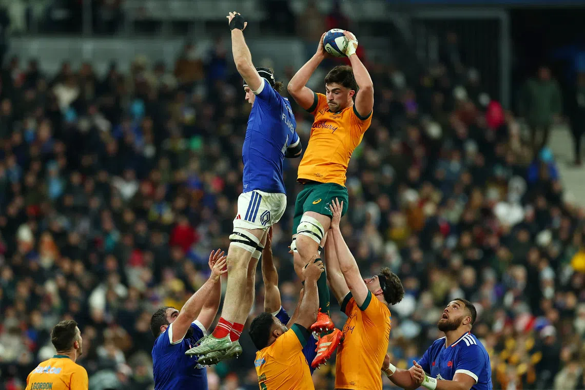 Rugby Union - Autumn Internationals - France v Australia - Stade de France, Saint-Denis, France - November 22, 2025 Australia's Jeremy Williams in action with France's Thibaud Flament during a lineout REUTERS/Gonzalo Fuentes