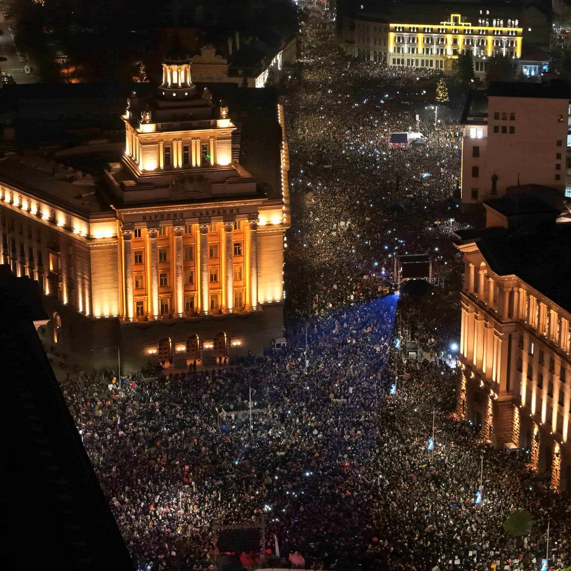 A drone view shows protesters demonstrating outside the parliament during an anti-government rally, in Sofia, Bulgaria, December 10, 2025. REUTERS/Spasiyana Sergieva