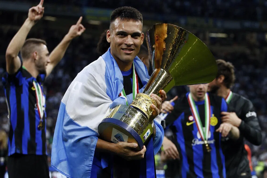 Soccer Football - Serie A - Inter Milan v Lazio - San Siro, Milan, Italy - May 19, 2024 Inter Milan's Lautaro Martinez celebrates with the trophy after winning the Serie A REUTERS/Alessandro Garofalo