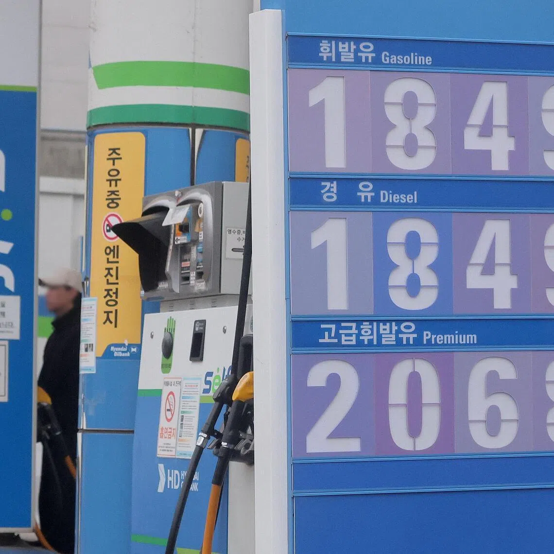 epa12820491 Fuel prices are displayed at a gas station in Seoul, South Korea, 15 March 2026. South Korea implemented a temporary cap system on 13 March to ease soaring fuel prices and reduce the burden on consumers, setting maximum prices for products oil refineries supply to gas stations and distributors.  EPA/YONHAP SOUTH KOREA OUT