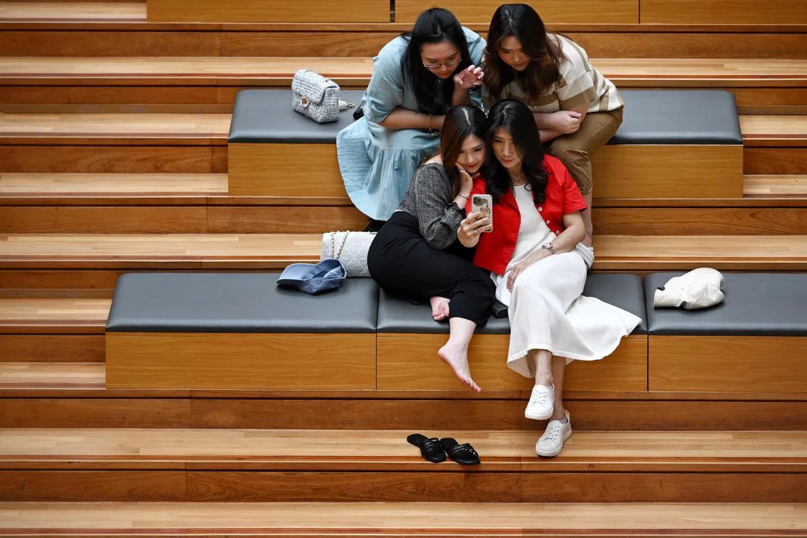 ST20230504_202383466225 Kua Chee Siong/ pixgeneric/ Generic pix of a women posing for a wefie along a flight of stairs at the National Gallery on May 04, 2023.
Can be used for stories about social media, influencers, instagram, tic tok, tourism.