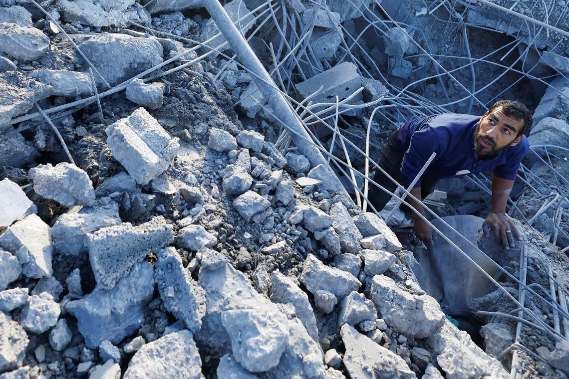 A Palestinian inspects the site of an Israeli strike on a house, in Khan Younis in the southern Gaza Strip October 25, 2024. REUTERS/Mohammed Salem