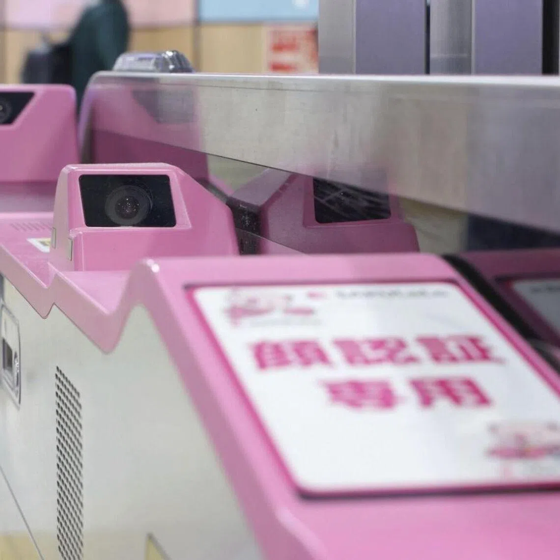 The system uses a dedicated camera attached to an automatic ticket gate to recognise the faces of passengers passing through.