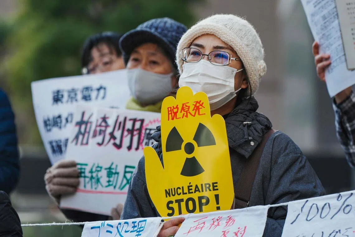 Protesters gather in front of TEPCO’s headquarters to oppose the restart of the Kashiwazaki-Kariwa nuclear power plant.
