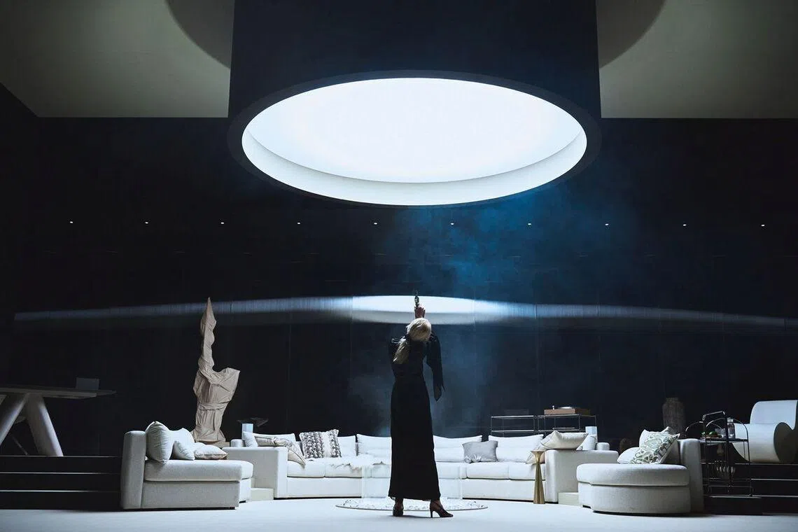 Hedda Gabler is played by South Korean actress Lee Hye-young.
