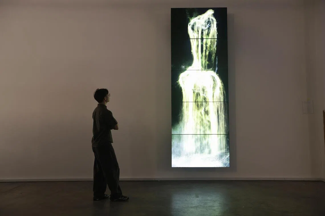Supper House curator Yu Ke Dong with teamLab’s Universe Of Water Particles – Gold at Tanjong Pagar Distripark.