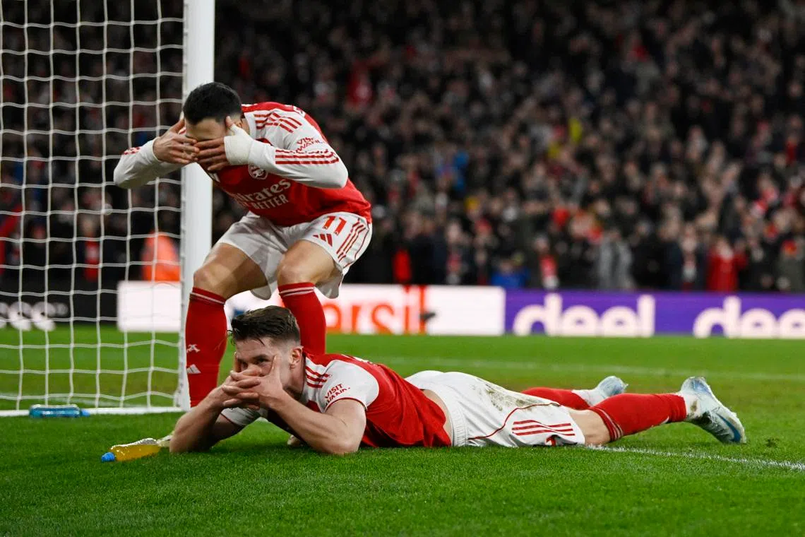 Viktor Gyokeres e Gabriel Martinelli (Foto: REUTERS/Tony O Brien)