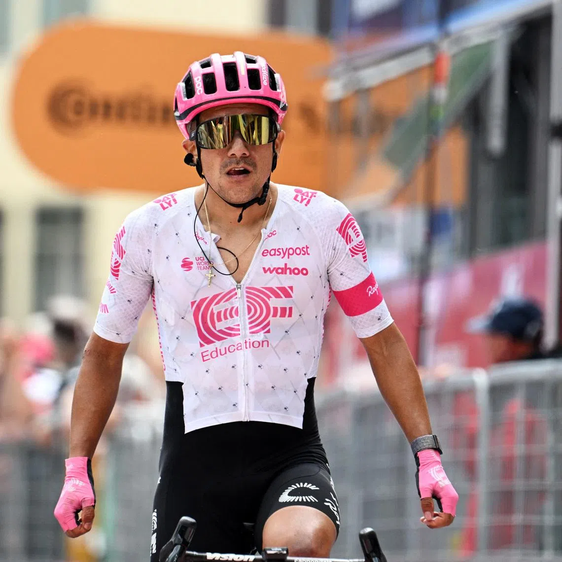 Cycling - Giro d'Italia - Stage 11 - Viareggio to Castelnovo ne' Monti - Italy - May 21, 2025 EF Education - EasyPost's Richard Carapaz crosses the finish line to win stage 11 REUTERS/Jennifer Lorenzini