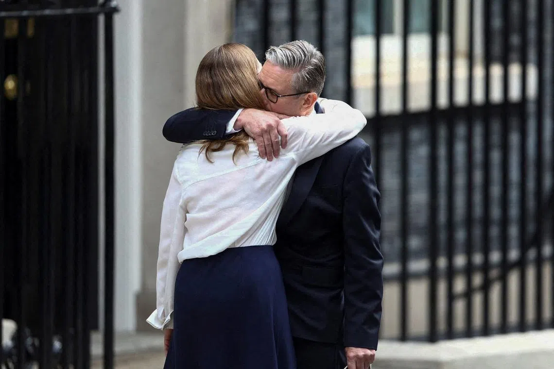 British Prime Minister Keir Starmer hugs his wife Victoria, as he announces the timeline for his resignation, outside 10 Downing Street, in London, Britain, June 22, 2026. REUTERS/Toby Shepheard REFILE - QUALITY REPEAT