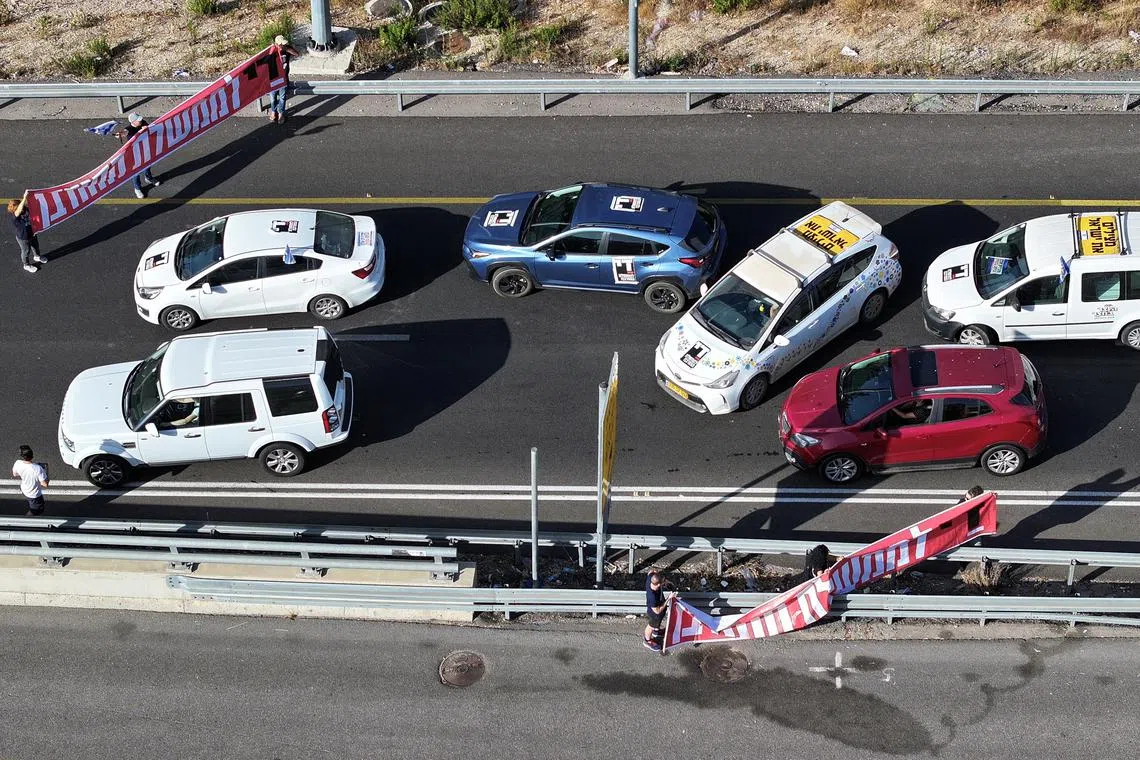 A drone photo shows protestors attempting to block traffic during a protest against Israeli Prime Minister Benjamin Netanyahu's government and calling for the release of hostages kidnapped during the deadly October 7 attack, amid the ongoing conflict in Gaza between Israel and Hamas, in Jerusalem, June 17, 2024. REUTERS/Ilan Rosenberg