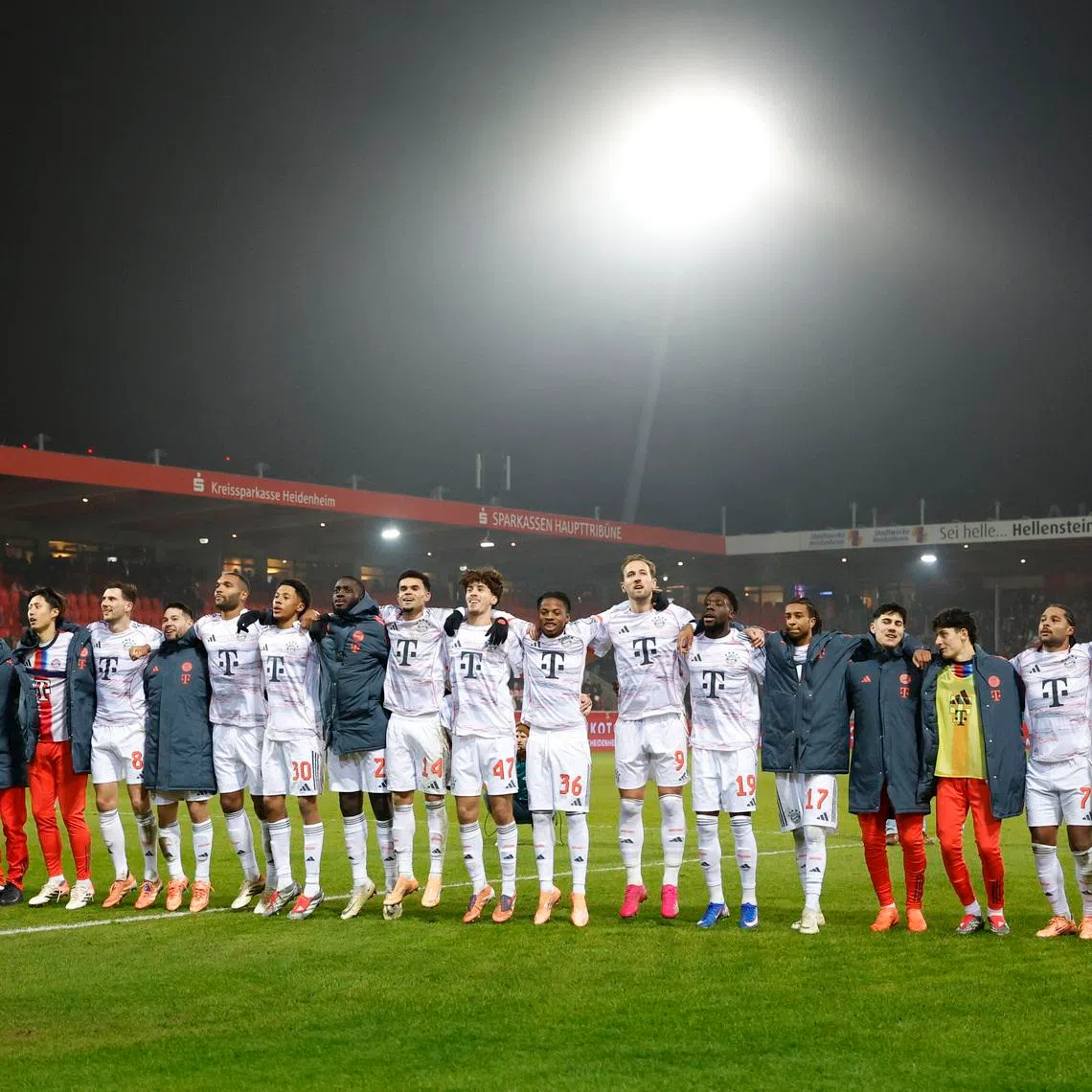Soccer Football - Bundesliga - 1. FC Heidenheim v Bayern Munich - Voith-Arena, Heidenheim, Germany - December 21, 2025 Bayern Munich players celebrate after the match REUTERS/Heiko Becker