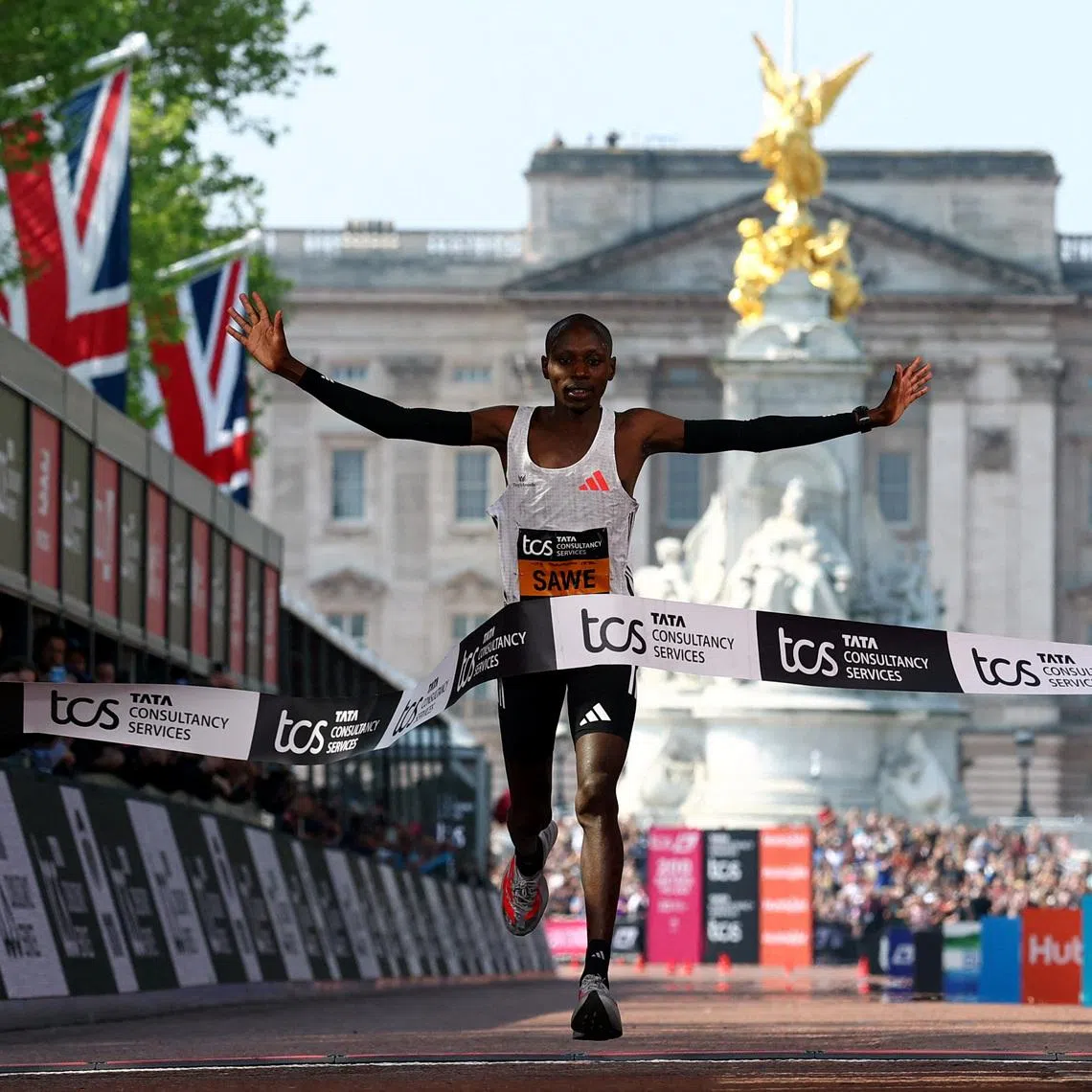 Athletics - London Marathon - London, Britain - April 27, 2025 Kenya's Sabastian Sawe crosses the finish line to win the men's elite race Action Images via Reuters/Matthew Childs