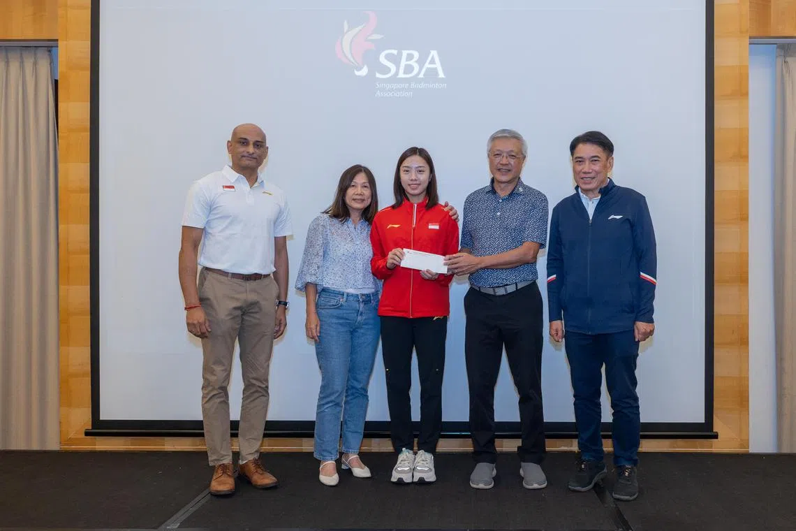 Yeo Jia Min (centre) and her parents Judy Wong and Yeo Sik Tat after receiving the incentive from SBA president Lawrence Leow (right). At left is SBA vice-president of pathway and development Arun Cavale.