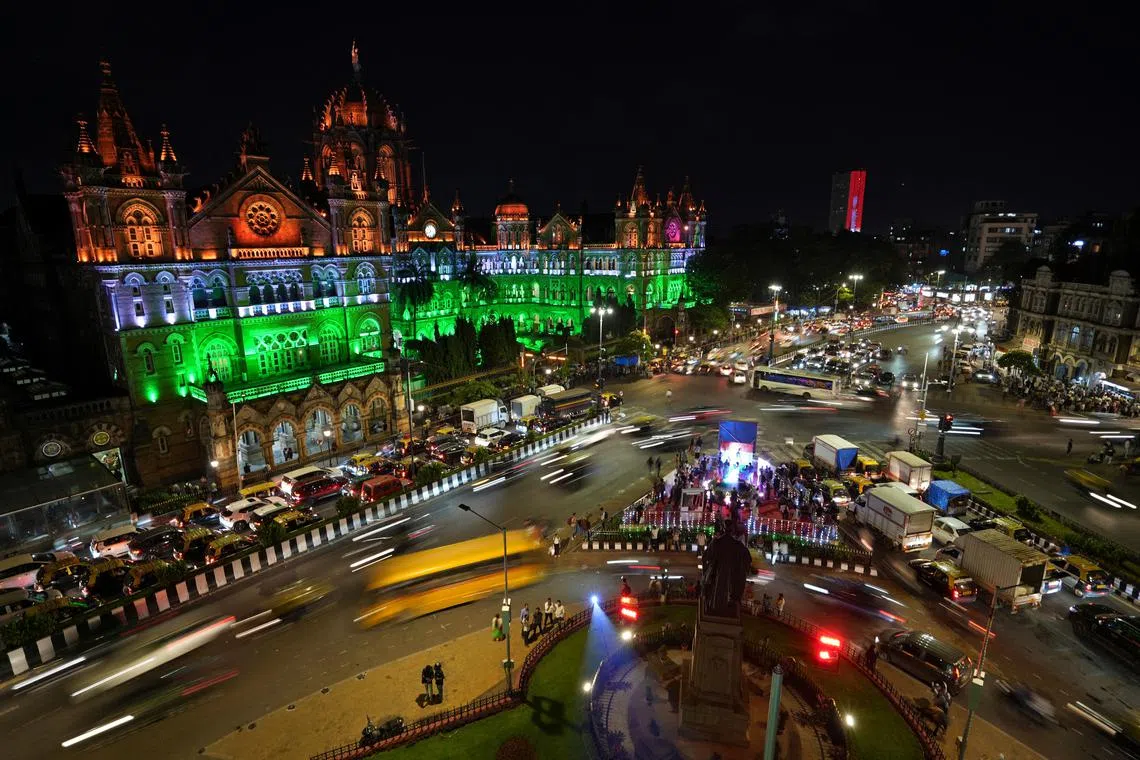 FILE PHOTO: Traffic moves in front of the Chhatrapati Shivaji Maharaj Terminus (CSMT) building in Mumbai, India, August 14, 2024. REUTERS/Hemanshi Kamani/File Photo
