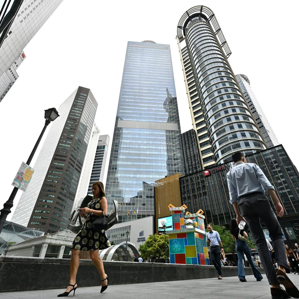 ST20241210-02403200563-Lim Yaohui-pixgeneric/
Office workers walking at Raffles Place Park within the heart of Singapore's financial centre in the CBD area on Dec 10, 2024.
Can be used for stories on PMET, money, population, property, land, commercial, office, invest, budget, income, bank, finance, financial, CBD, URA, population, economy, and development.
(ST PHOTO: LIM YAOHUI)
