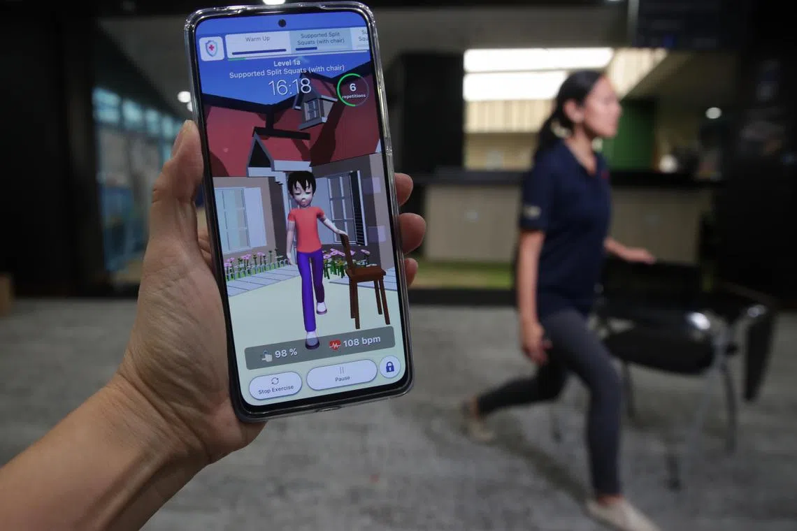 ST20221124_202261535357: Gin Tay / azapp24/ Zhaki Abdullah/
Ms Cheryl Heng, Senior Physiotherapist, Tan Tock Seng Hospital , demonstrates the usage of MoveVID, a mobile app that works in conjunction with wearable oximeter, offers a guided exercise programme at Tan Tock Seng Hospital on Nov 24, 2022.