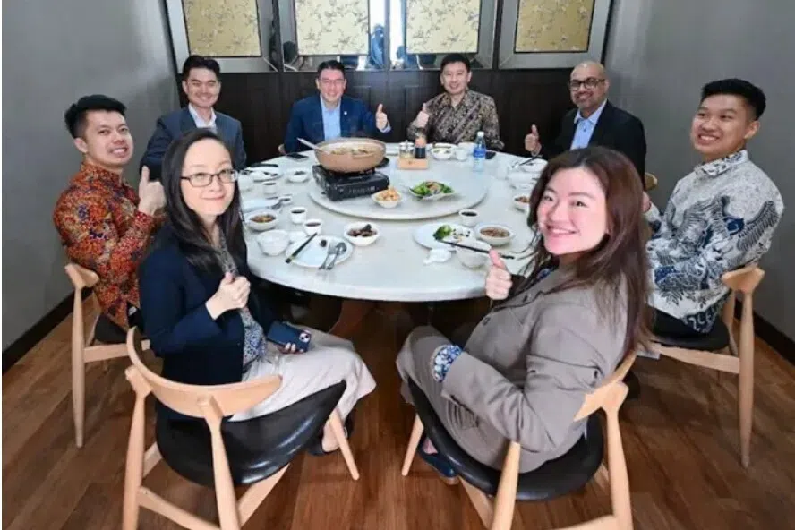 Malaysian minister Nga Kor Ming (back row, second from left) hosted Singapore’s National Development Minister Chee Hong Tat (back row, second from right) in Kuala Lumpur over a steaming bowl of bak kut teh on Nov 12.