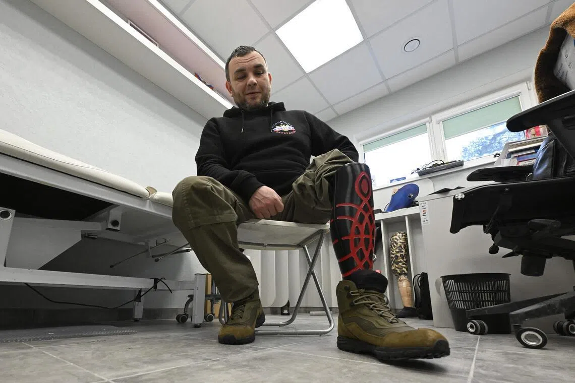 Dmitry, 42 anos, que perdeu a perna esquerda no campo de batalha ucraniano em 2024, quando um drone colidiu com o veículo em que ele viajava durante o combate em Bakhmut, recebeu uma prótese em uma oficina privada de próteses na região de Leningrado, em 22 de janeiro.
