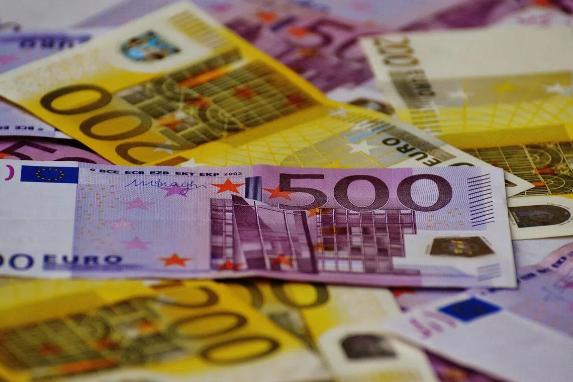 The euro has declined 4.8% against the Singdollar in 2026.