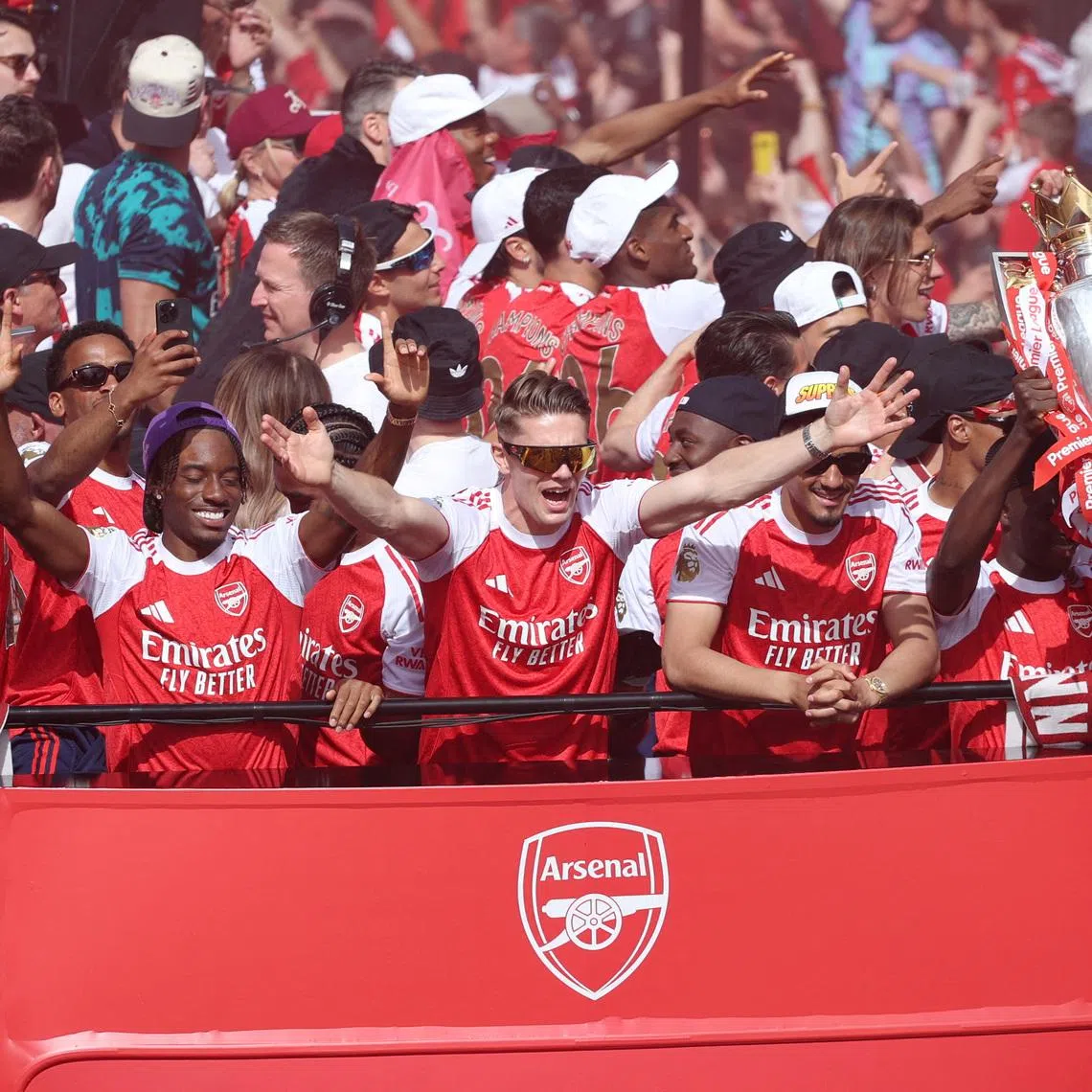 FILE PHOTO: Soccer Football - Premier League - Arsenal Victory Parade - London, Britain - May 31, 2026 General view as Arsenal's Viktor Gyokeres, Noni Madueke, William Saliba, Bukayo Saka and teammates celebrate with the Premier League trophy during the victory parade REUTERS/Isabel Infantes/File Photo