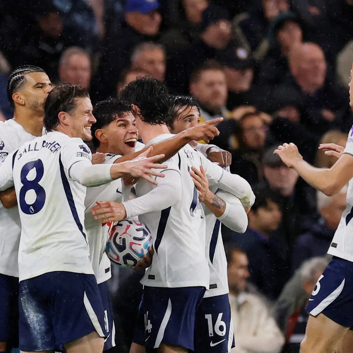 Soccer Football - Premier League - Chelsea v Tottenham Hotspur - Stamford Bridge, London, Britain - October 24, 2026 Tottenham Hotspur players celebrate their first goal, an own goal by Chelsea's Mike Penders Action Images via Reuters/Andrew Couldridge
