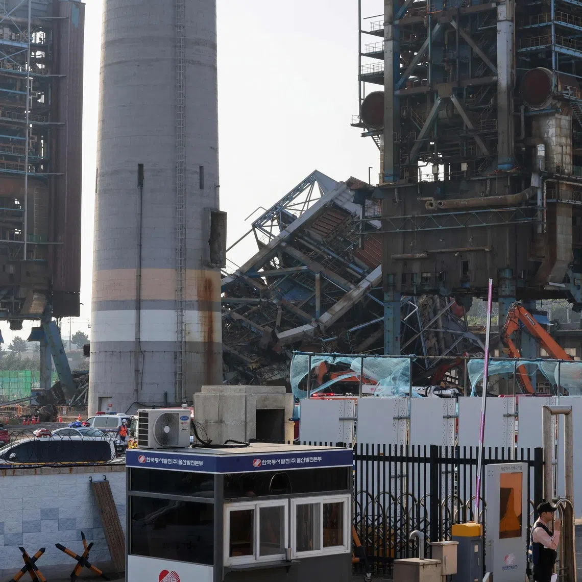 The collapsed power plant structure at Korea East-West Power's Ulsan Power headquarters on Nov 6.