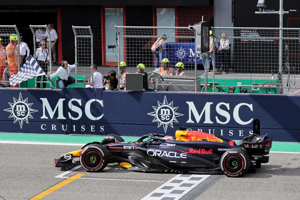 Formula One F1 - Emilia Romagna Grand Prix - Autodromo Enzo e Dino Ferrari, Imola, Italy - May 19, 2024 Red Bull's Max Verstappen passes the chequered flag to win the Emilia Romagna Grand Prix REUTERS/Ciro De Luca