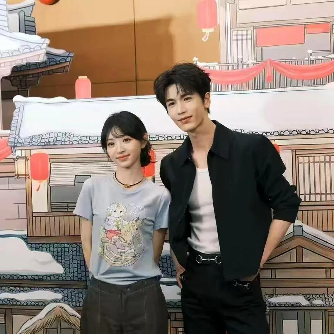 Pursuit Of Jade stars Tian Xiwei (left) and Zhang Linghe at a dinner in Beijing on April 13 to mark the show's success.