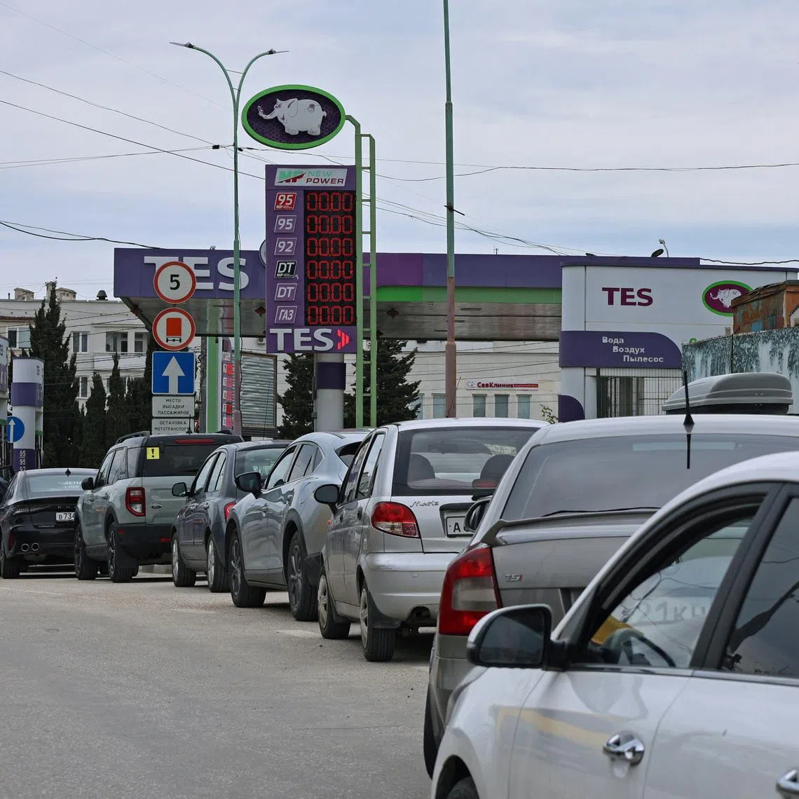 FILE PHOTO: Cars queue for fuel at a gas station after the authorities restricted fuel sales amid a supply shortage following Ukrainian attacks on logistics routes in the course of Russia-Ukraine conflict, in Sevastopol, Crimea June 1, 2026. REUTERS/Stringer/File Photo