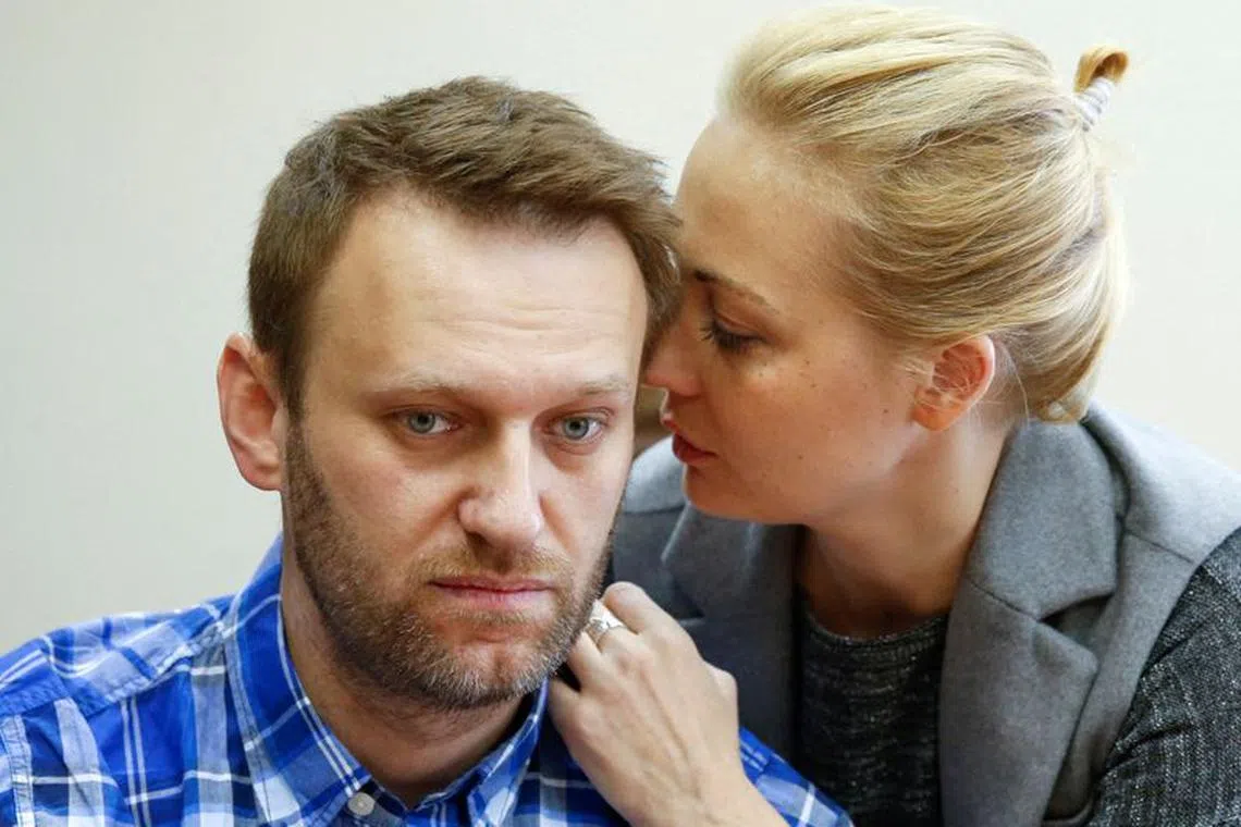 FILE PHOTO: Russian opposition leader Alexei Navalny and his wife Yulia attend a hearing at the Lublinsky district court in Moscow, Russia, April 23, 2015. REUTERS/Tatyana Makeyeva/File Photo