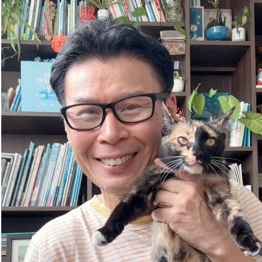 Singaporean illustrator Lee Kow Fong, also known as Ah Guo, and his rescued kitten, PiPa. 