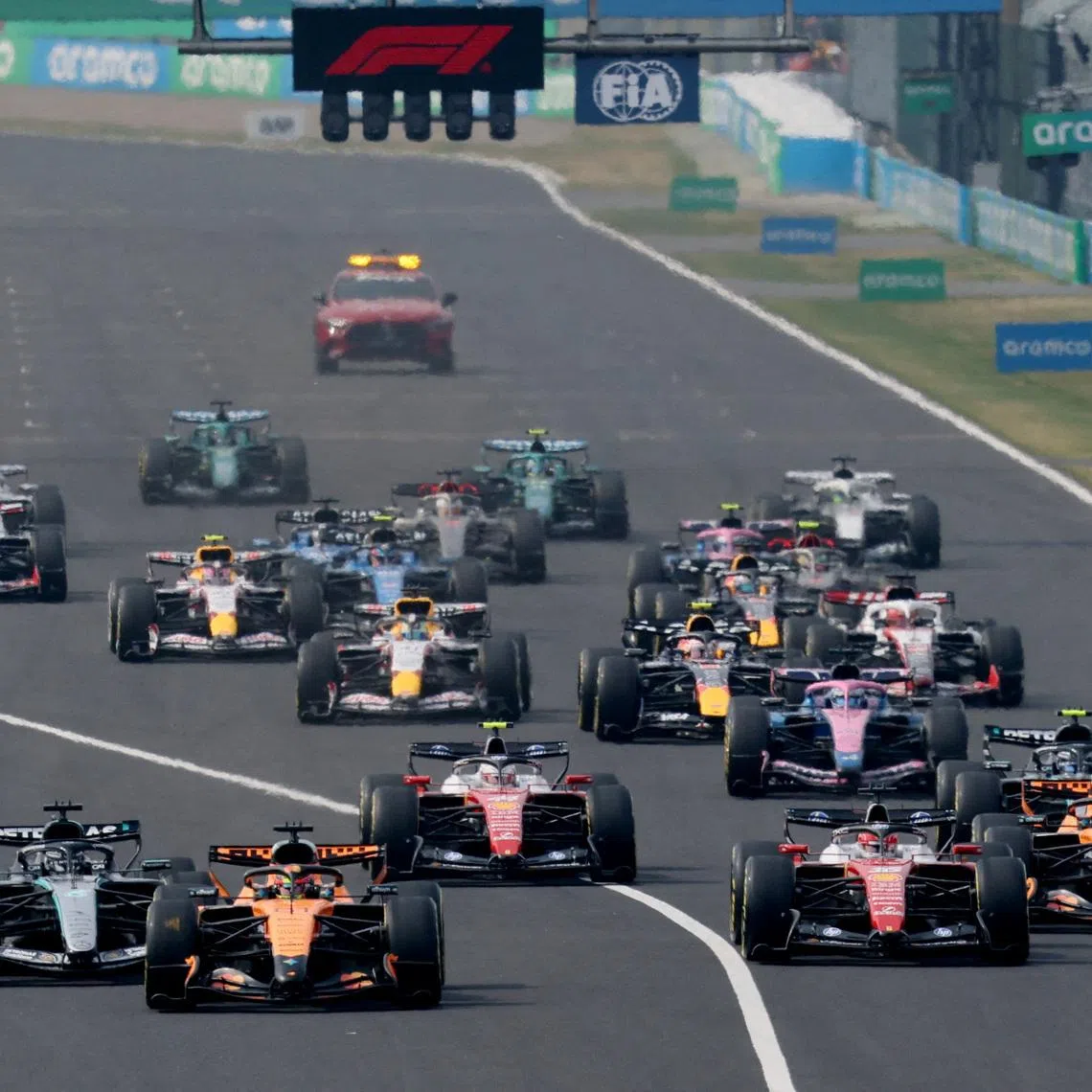 Formula One F1 - Japanese Grand Prix - Suzuka Circuit, Suzuka, Japan - March 29, 2026 General view as Mercedes' George Russell and McLaren's Oscar Piastri lead at the start of the race REUTERS/Issei Kato