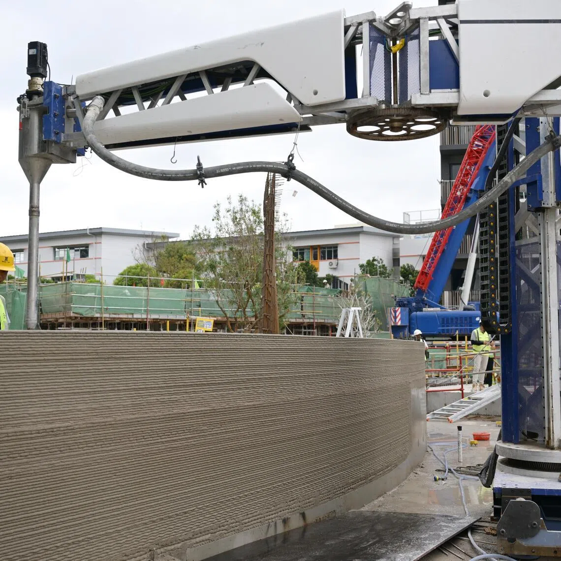 Compared with traditional construction, the amount of manpower and time needed to construct complex designs with on-site 3D-printed concrete is greatly reduced.