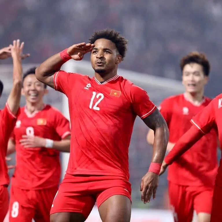 ngacitizen - Nguyen Xuan Son, aka Rafaelson Fernandes, salutes wearing the Vietnam national team colours. 

Credit: Nguyen Xuan Son