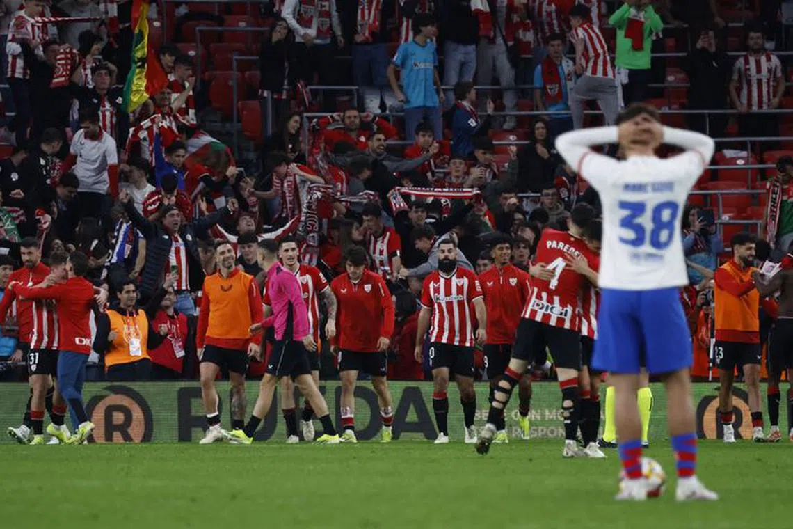 Soccer Football - Copa del Rey - Quarter Final - Athletic Bilbao v FC Barcelona - San Mames, Bilbao, Spain - January 24, 2024 Athletic Bilbao players celebrate after the match with fans as FC Barcelona's Marc Guiu looks dejected REUTERS/Vincent West