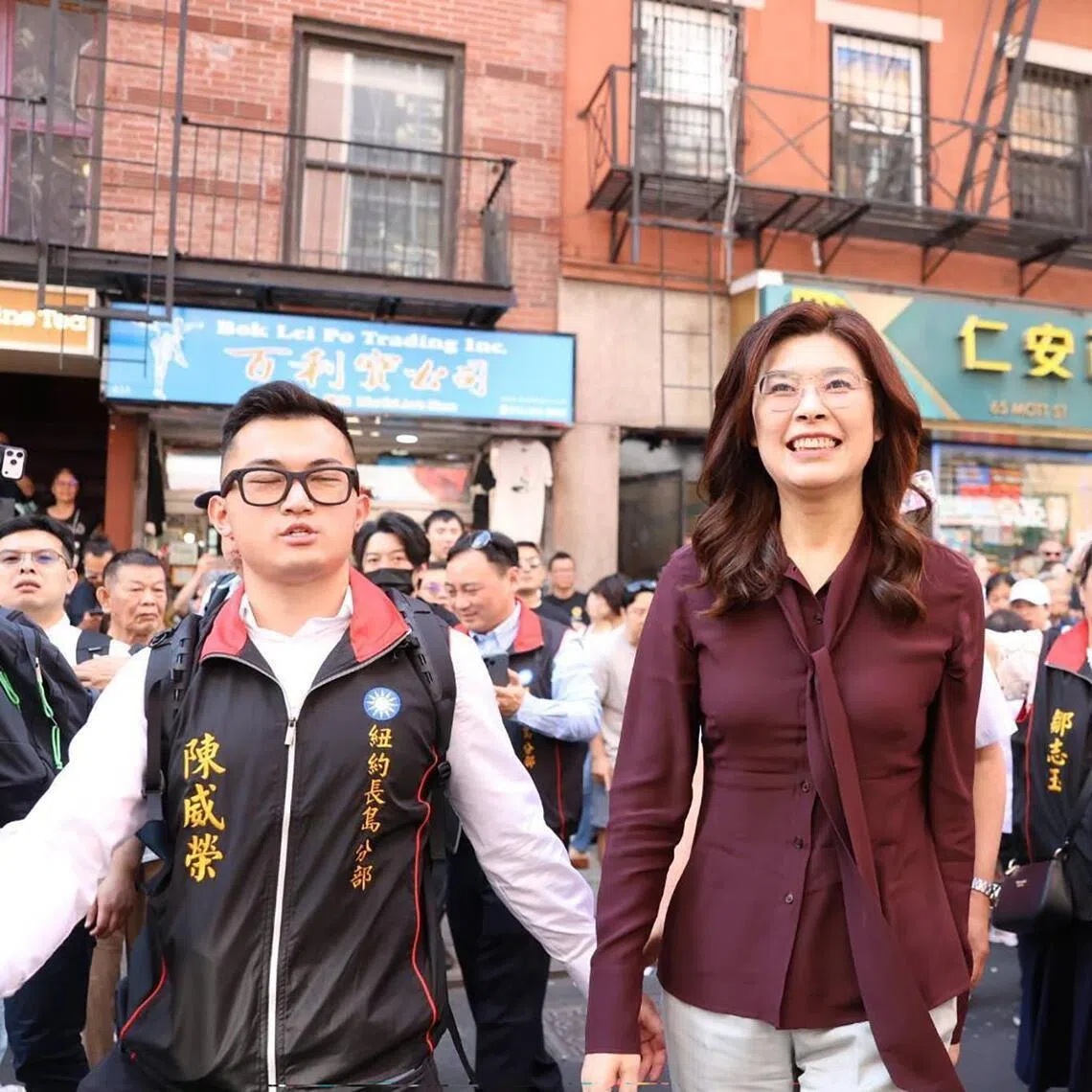 KMT chair Cheng Li-wun is welcomed on June 8 with lion dance performances at New York’s Chinatown by the overseas Taiwanese community. 