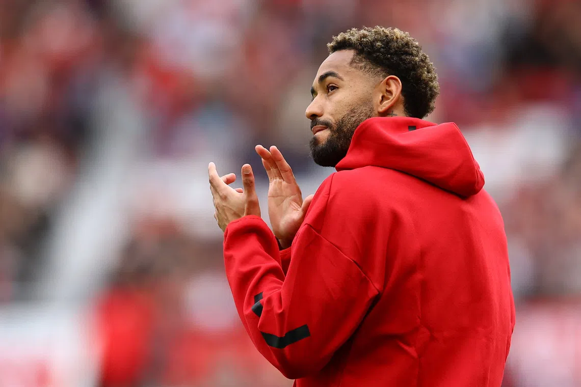 Soccer Football - Friendly - Manchester United v Fiorentina - Old Trafford, Manchester, Britain - August 9, 2025 Manchester United's Matheus Cunha applauds fans before the match Action Images via Reuters/Andrew Boyers