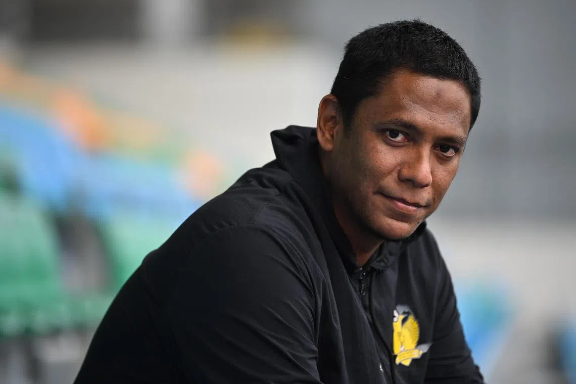 ST20230118-202353977398-Lim Yaohui-Deepanraj Ganesan-dgsoc18/
Hougang United’s new head coach Firdaus Kassim, 35, leading training at Jalan Besar Stadium on Jan 18, 2023.
(ST PHOTO: LIM YAOHUI)