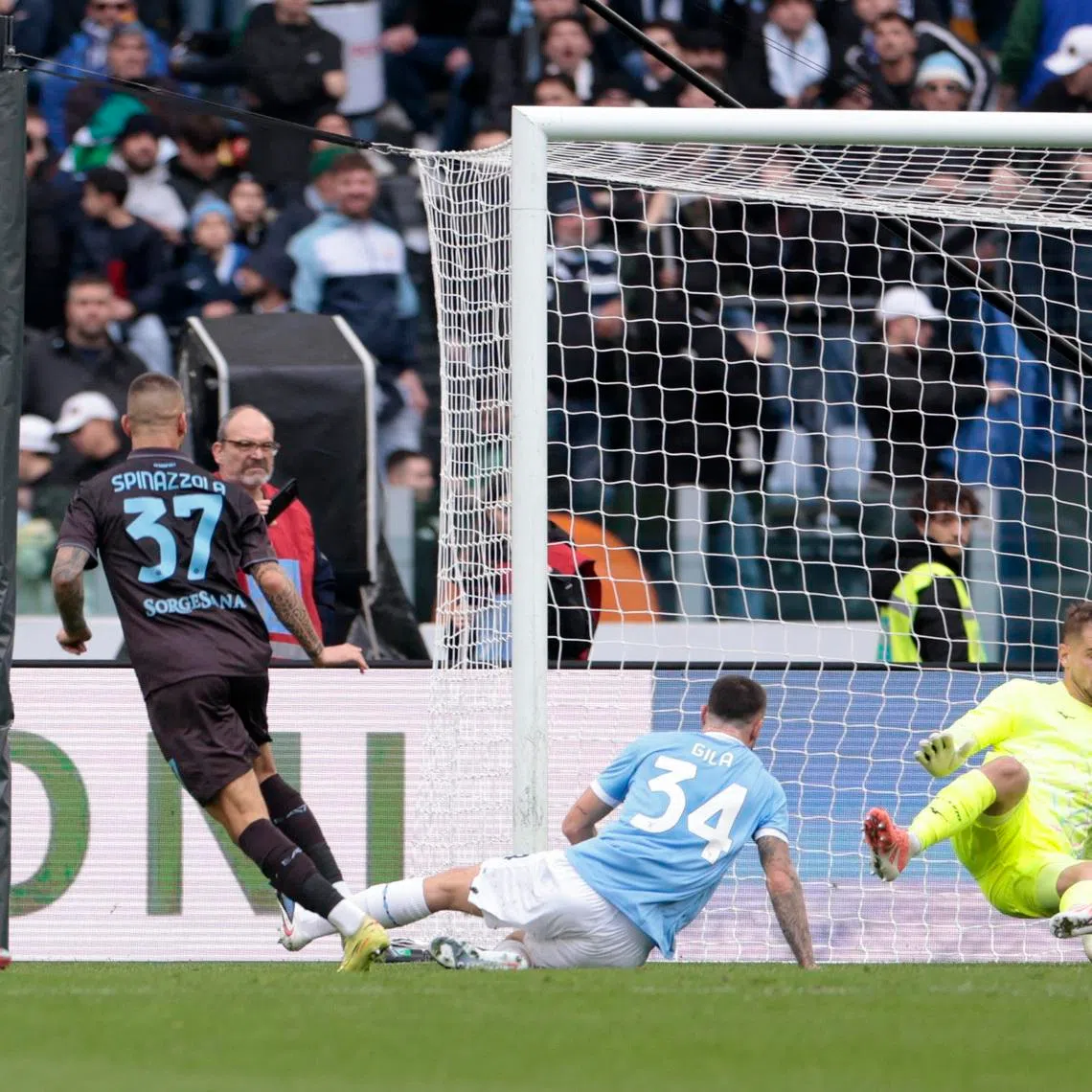 Soccer Football - Serie A - Lazio v Napoli - Stadio Olimpico, Rome, Italy - January 4, 2026 Napoli's Leonardo Spinazzola scores their first goal past Lazio's Ivan Provedel REUTERS/Remo Casilli