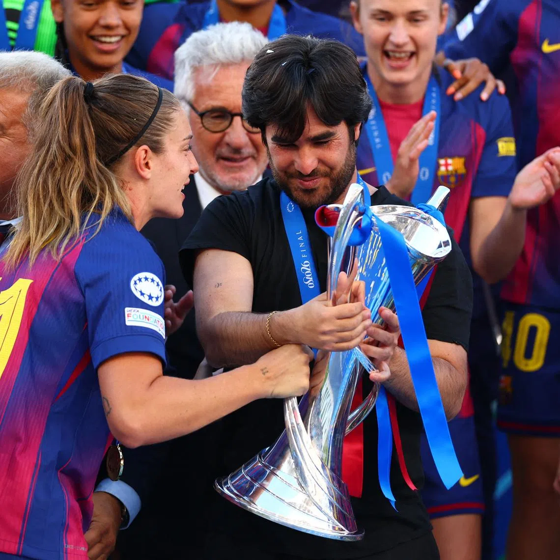 Soccer Football - UEFA Women's Champions League - Final - FC Barcelona v OL Lyonnes - Ullevaal Stadion, Oslo, Norway - May 23, 2026 FC Barcelona coach Pere Romeu and FC Barcelona's Alexia Putellas celebrate with the trophy after winning the UEFA Women's Champions League REUTERS/Piroschka Van De Wouw
