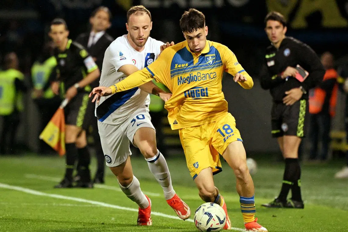 FILE PHOTO: Soccer Football - Serie A - Frosinone v Inter Milan - Stadio Benito Stirpe, Frosinone, Italy - May 10, 2024 Frosinone's Matias Soule, on loan from Juventus, in action with Inter Milan's Carlos Augusto REUTERS/Alberto Lingria/File Photo