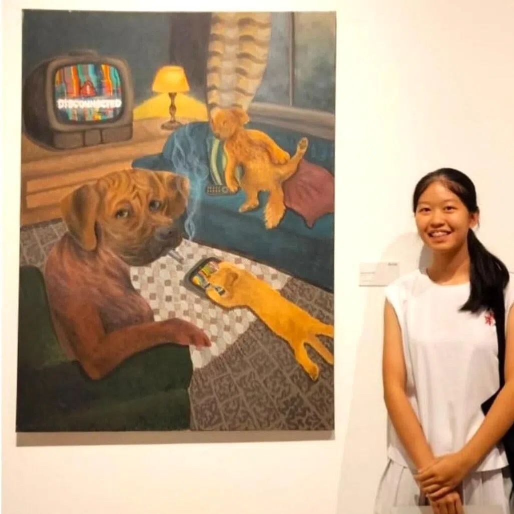 Students (from left) Yang Yiduo and Lorraine Wong with their paintings