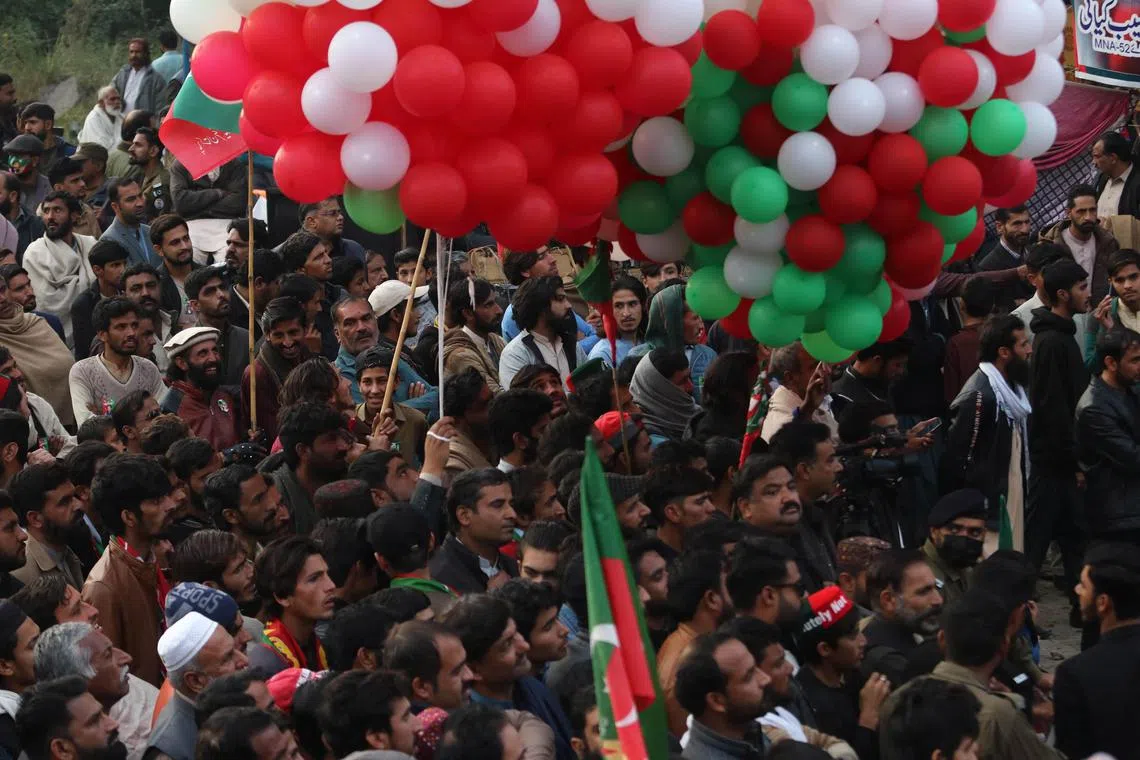 epa10314491 Supporters of former Prime Minister Imran Khan, head of the Pakistan Tehrik-e-Insaf (PTI) party, attend the protest march, as it continues following its resumption days after an assassination attempt on Khan halted the rally, in Rawat, Pakistan, 19 November 2022. The march to the capital Islamabad resumed from eastern Punjab Wazirabad city, as Khan keeps pressing for snap elections, a demand rejected by the government of Prime Minister Sharif. Tehreek-e-Insaf party began its march from Lahore in late October, but it was stopped due to a gun attack that killed one person and wounded Khan, and 11 others.  EPA-EFE/REHAN KHAN