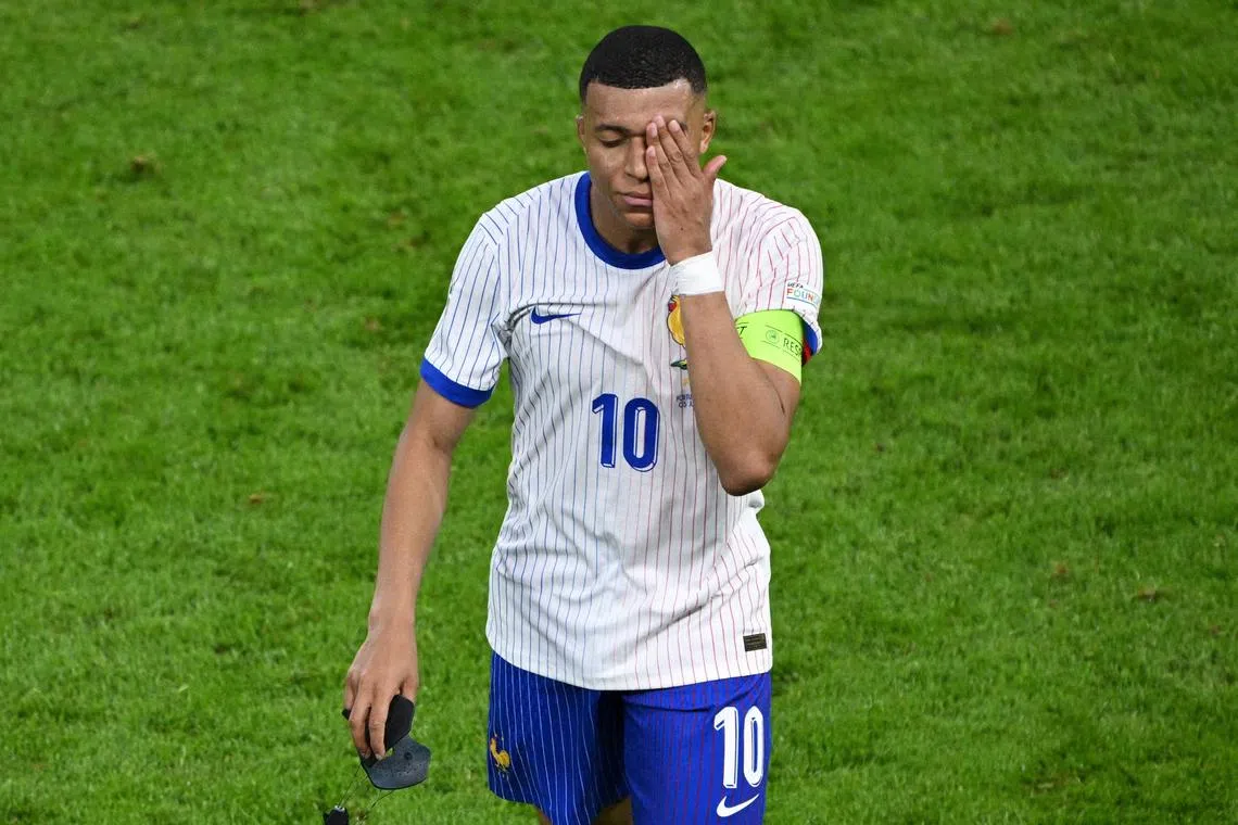 Soccer Football - Euro 2024 - Quarter Final - Portugal v France - Hamburg Volksparkstadion, Hamburg, Germany - July 5, 2024 France's Kylian Mbappe looks dejected as he walks off the pitch at half time REUTERS/Annegret Hilse