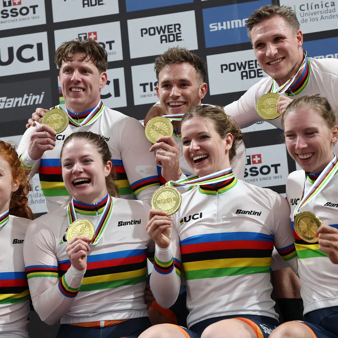 Cycling - UCI Track World Championships - Penalolen Velodrome, Santiago, Chile - October 22, 2025 Gold medallists Netherlands' Steffie van der Peet, Kimberly Kalee, Hetty van de Wouw, Jeffrey Hoogland, Harrie Lavreysen and Roy van den Berg celebrate after winning the women and men's team sprint. REUTERS/Agustin Marcarian