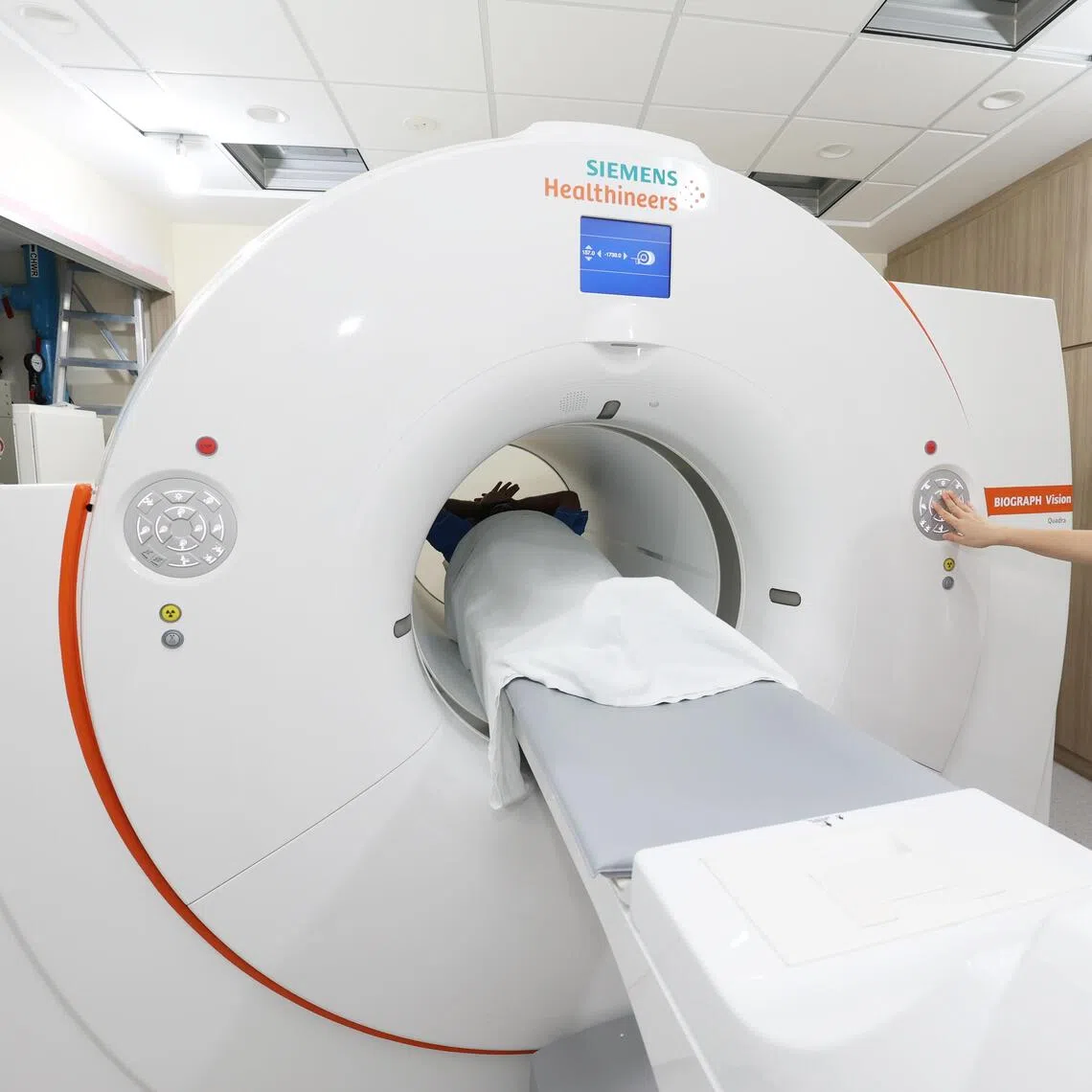 The Siemens Biograph Vision Quadra is a total-body PET/CT scanner which combines two imaging techniques – positron emission tomography (PET) and computerised tomography (CT) – to produce highly detailed images of the body.  Located at the National University Hospital Medical Centre, the scanner is at the heart of the new Molecular Imaging and Theranostics Centre, a new integrated facility jointly established by NUH and NUS Medicine.